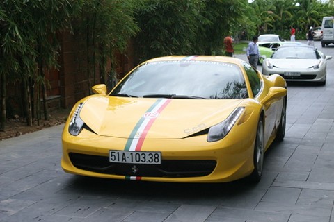Siêu xe màu vàng tham gia Hành trình siêu xe 2011